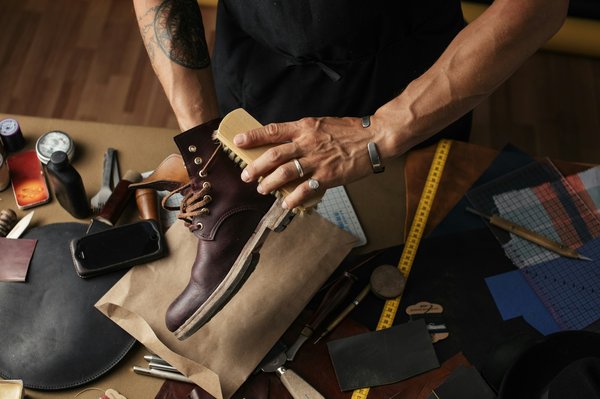 Teintures pour chaussures en cuir : guide complet et conseils pratiques